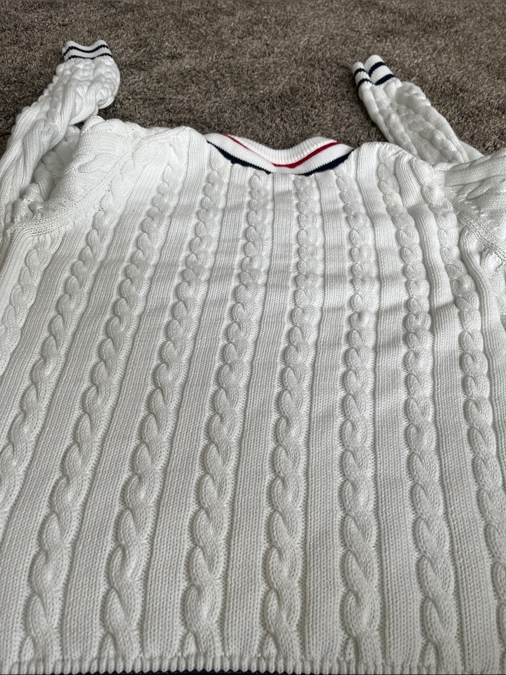 Vineyard Vines. White Cable Knit V-Neck Sweater with Navy & Red Trim! Americana - Picture 10 of 10